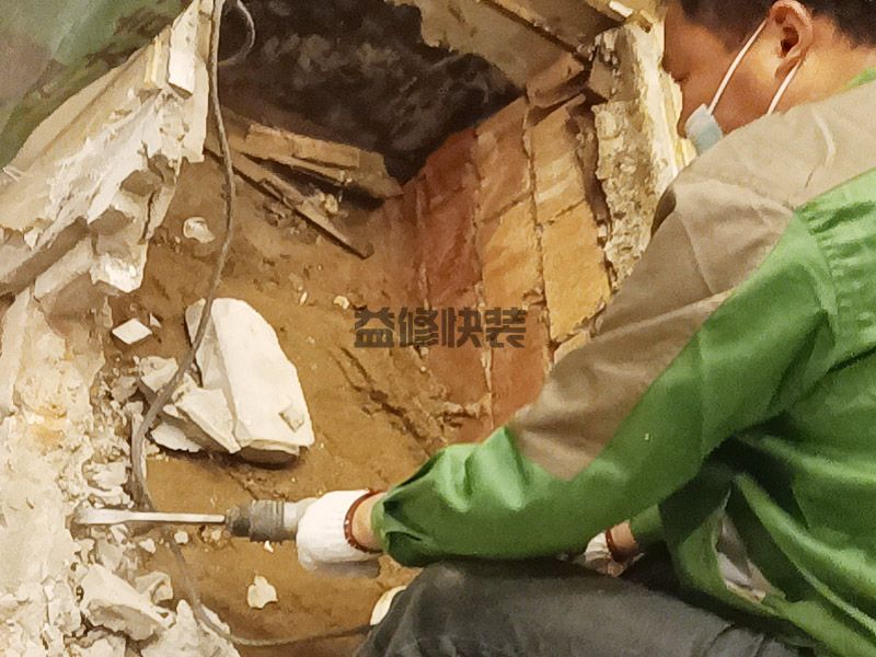 新乡红旗区浴室拆除找平防水,旧房改造,墙面维修(图1) 新乡红旗区浴室拆除找平防水,旧房改造,墙面维修(图1)