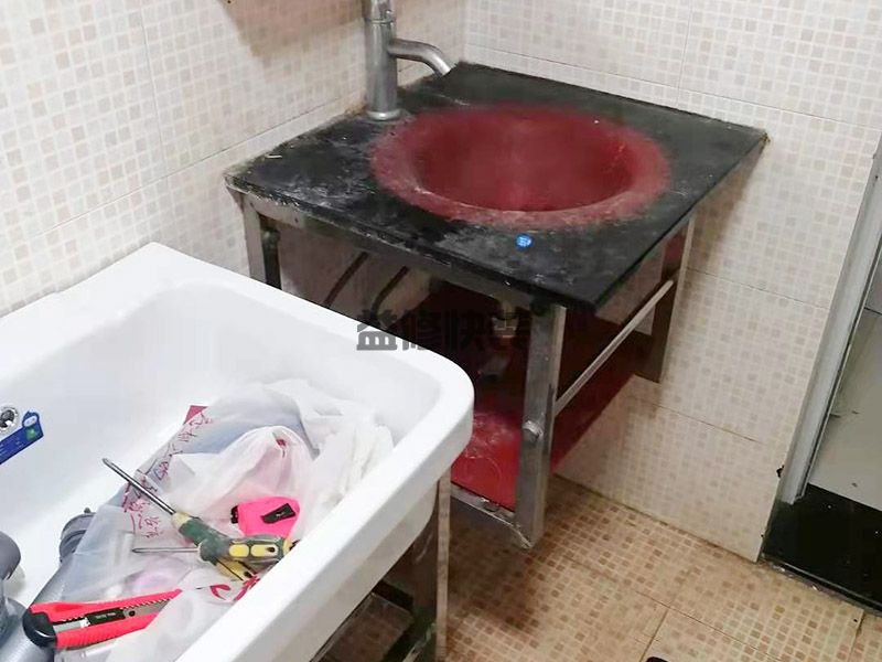 埋在瓷砖下的水管漏水_瓷砖下面的水管漏水怎么办(图1) 埋在瓷砖下的水管漏水_瓷砖下面的水管漏水怎么办(图1)
