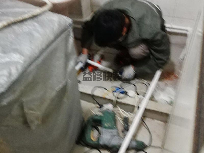 【卫生间往楼下漏水】我家卫生间往楼下漏水怎么办(图1) 【卫生间往楼下漏水】我家卫生间往楼下漏水怎么办(图1)