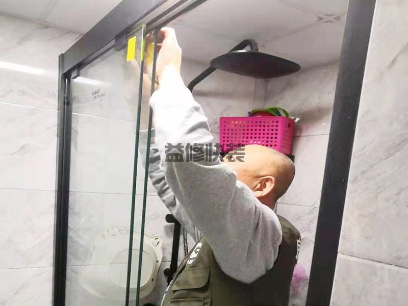 株洲折叠门关不上了应该怎么维修(图2) 株洲折叠门关不上了应该怎么维修(图2)