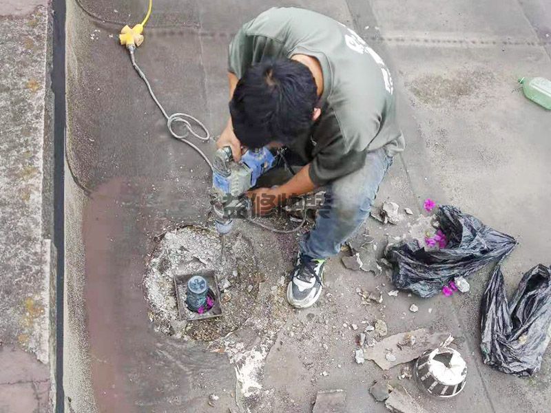 太原杏花岭区屋顶排水口防水,局部改造,管道维修(图2) 太原杏花岭区屋顶排水口防水,局部改造,管道维修(图2)