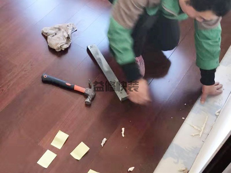 卫生间门口的地板有缝隙，自己动手应该怎么处理(图1)