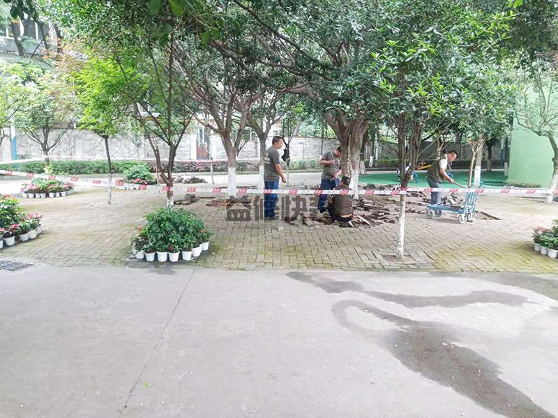 海口秀英区学校地面凹凸不平处理,地砖修补,局部翻新(图2) ??谛阌⑶5孛姘纪共黄酱?地砖修补,局部翻新(图2)