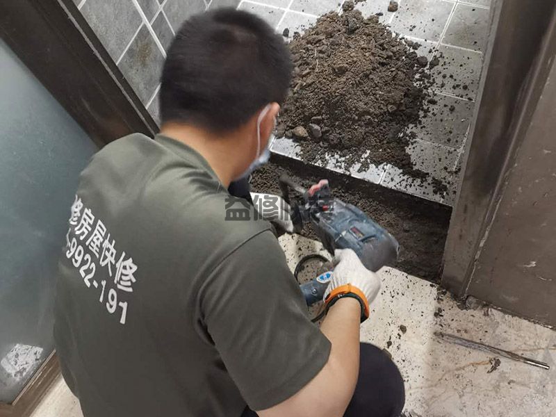 【精装房渗水紧急修理】卫生间墙角往外渗水轻松搞定的技巧(图2) 【精装房渗水紧急修理】卫生间墙角往外渗水轻松搞定的技巧(图2)