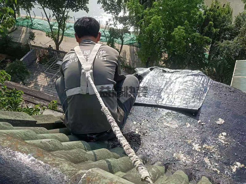 别墅瓦房顶漏雨怎么补，方法没用对可能会白修(图2)